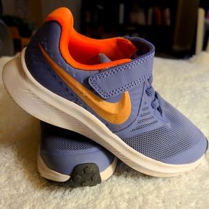 Like New!! Nike Star Runner shoes 11C